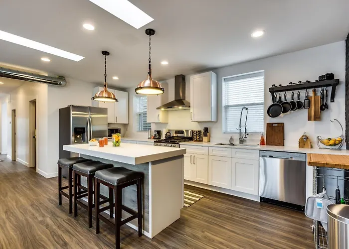 Pet Friendly And Room For 7! Large Common Areas To Converse And Connect Apts