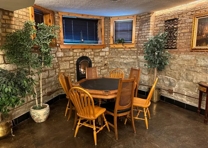 Inspiring Grotto Sleeps 10-20 Free Tv & Parking