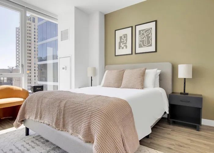 S Loop Studio W Lounge Pool Gym Nr Grant Park Chi-761