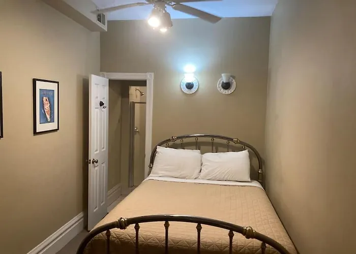 Queen Bed With Private Ensuite Bathroom In Lakeview - 3D