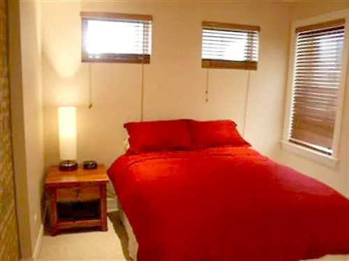 Roscoe Village Guesthouse