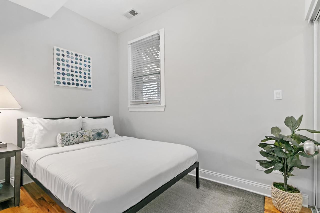 2br Minimalist In Logan Sq Near Train & Stores - Milwaukee 2