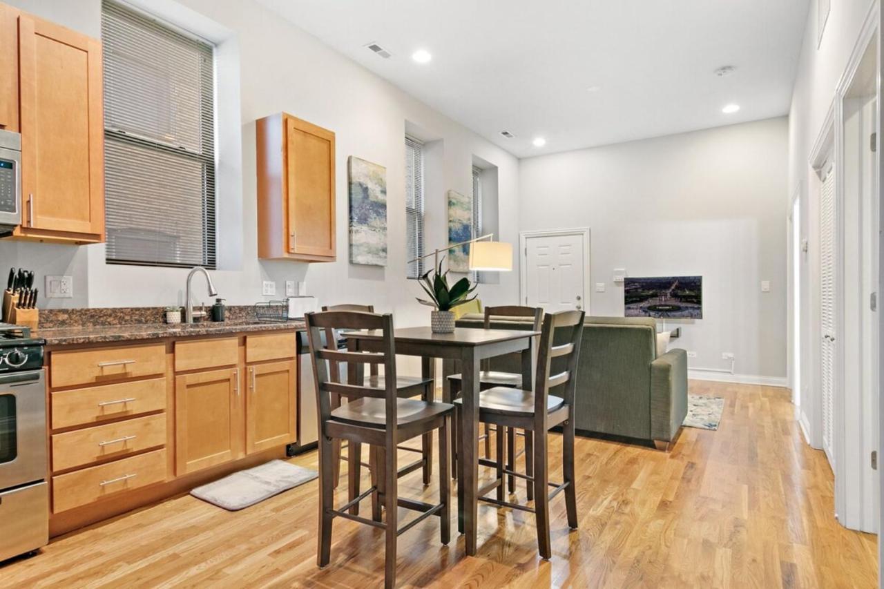2br Minimalist In Logan Sq Near Train & Stores - Milwaukee 2 Apartment