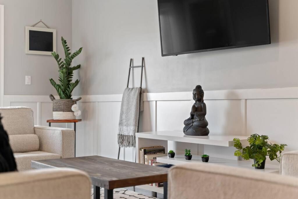 Luxe 6br House Trendy Logan Square Garage Access Chicago