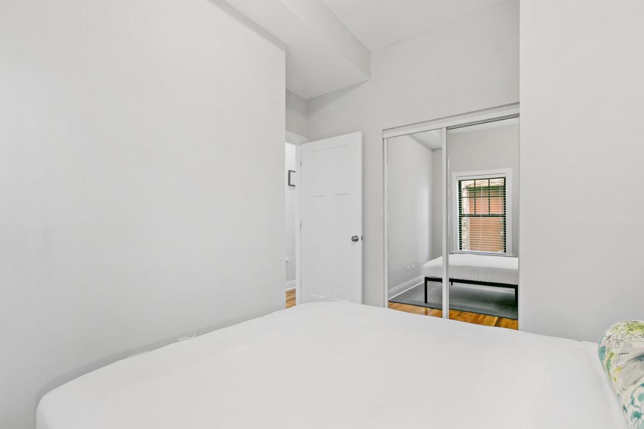 2br Minimalist In Logan Sq Near Train & Stores - Milwaukee 2