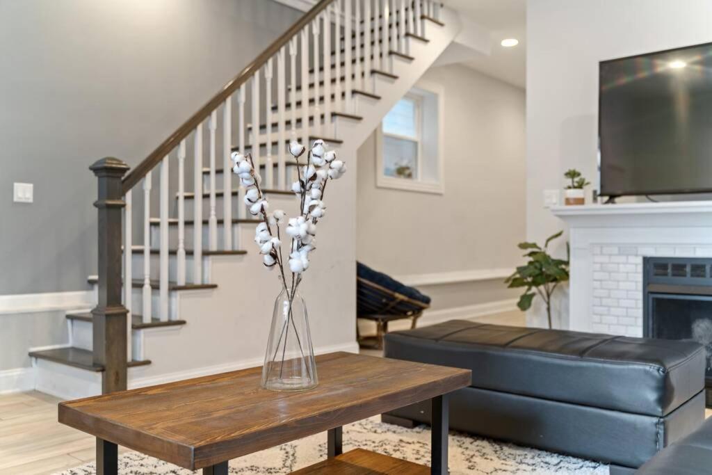 Holiday home Luxe 6br House Trendy Logan Square Garage Access *