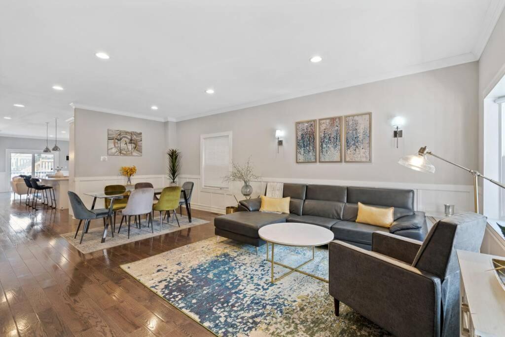 Holiday home Luxe 6br House Trendy Logan Square Garage Access