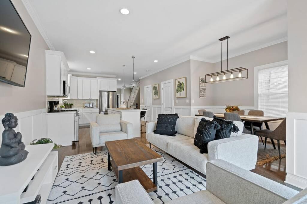 Luxe 6br House Trendy Logan Square Garage Access Holiday home *
