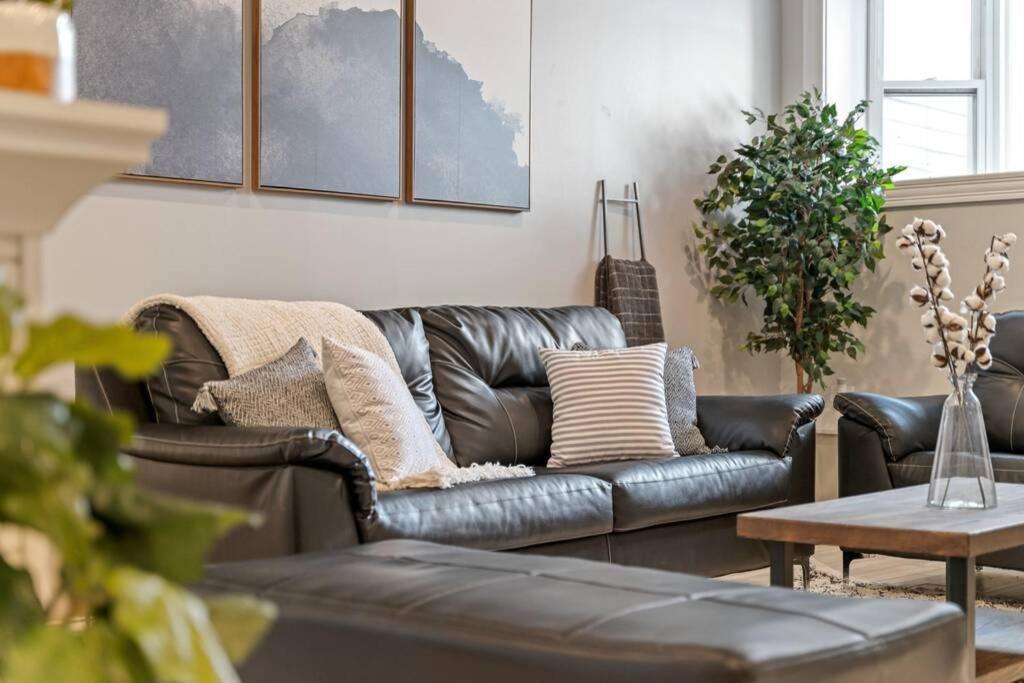 Luxe 6br House Trendy Logan Square Garage Access