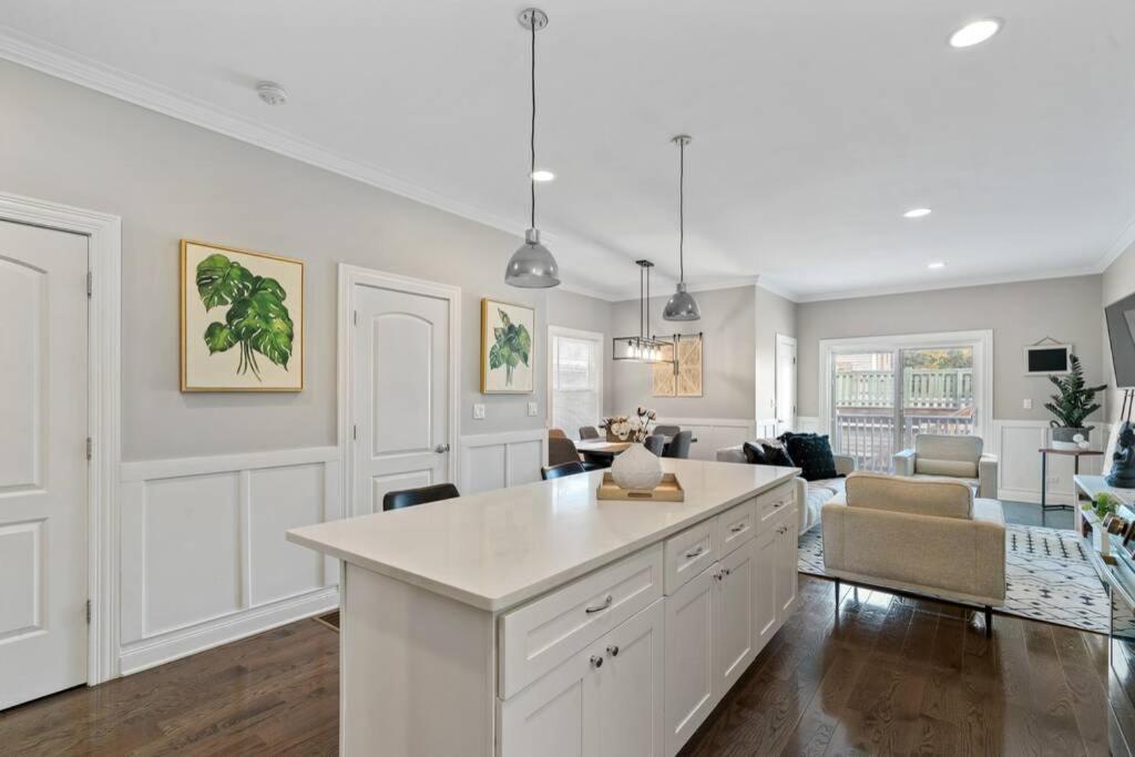 Luxe 6br House Trendy Logan Square Garage Access Holiday home *