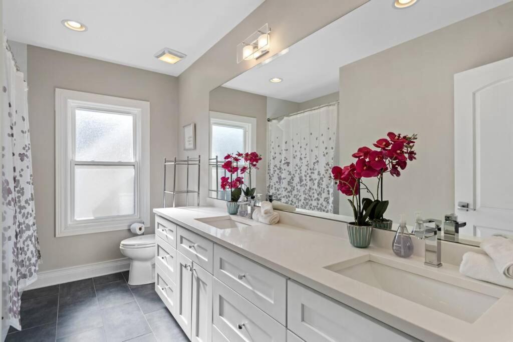 Luxe 6br House Trendy Logan Square Garage Access Holiday home Chicago