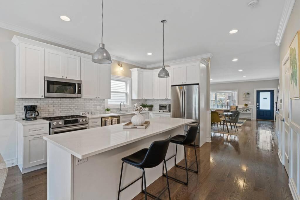 Luxe 6br House Trendy Logan Square Garage Access Holiday home Chicago