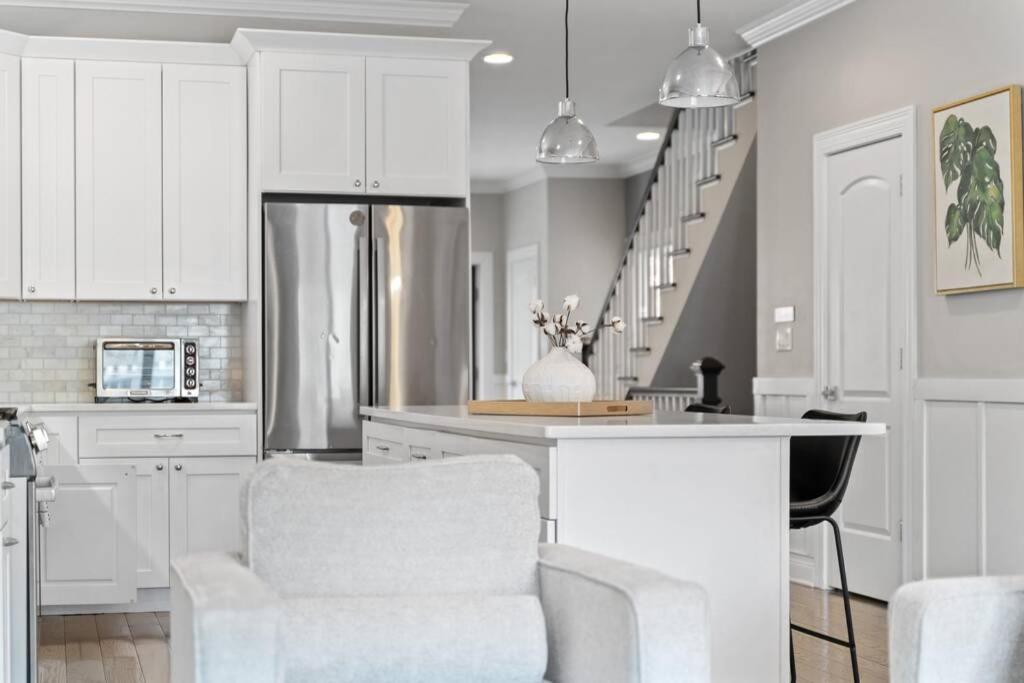 Luxe 6br House Trendy Logan Square Garage Access Holiday home