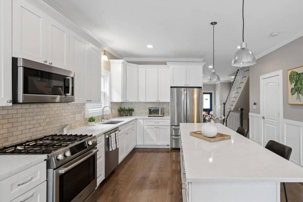 Luxe 6br House Trendy Logan Square Garage Access * Chicago