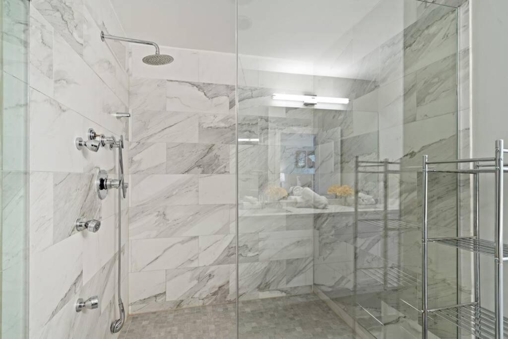Luxe 6br House Trendy Logan Square Garage Access Holiday home Chicago