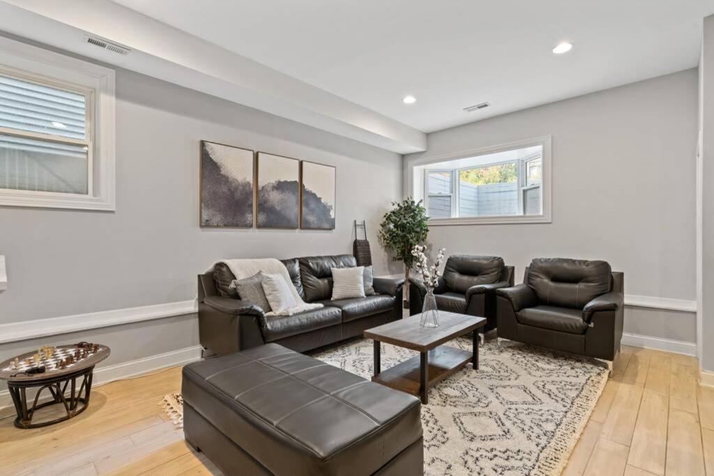 Holiday home Luxe 6br House Trendy Logan Square Garage Access *