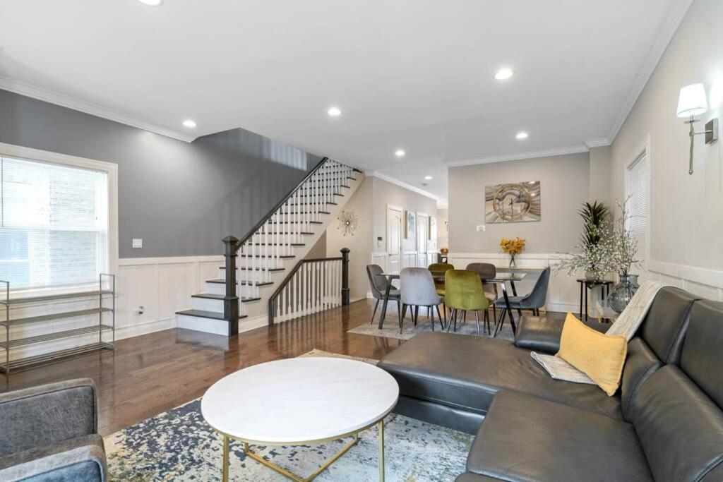 Holiday home Luxe 6br House Trendy Logan Square Garage Access Chicago