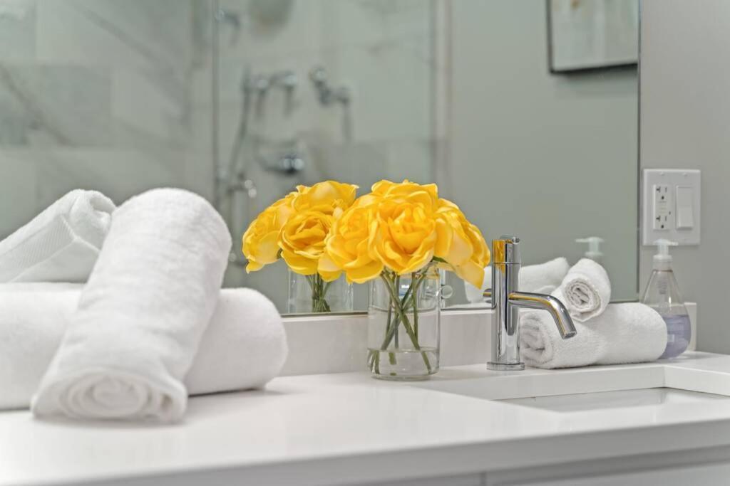 Luxe 6br House Trendy Logan Square Garage Access Holiday home Chicago