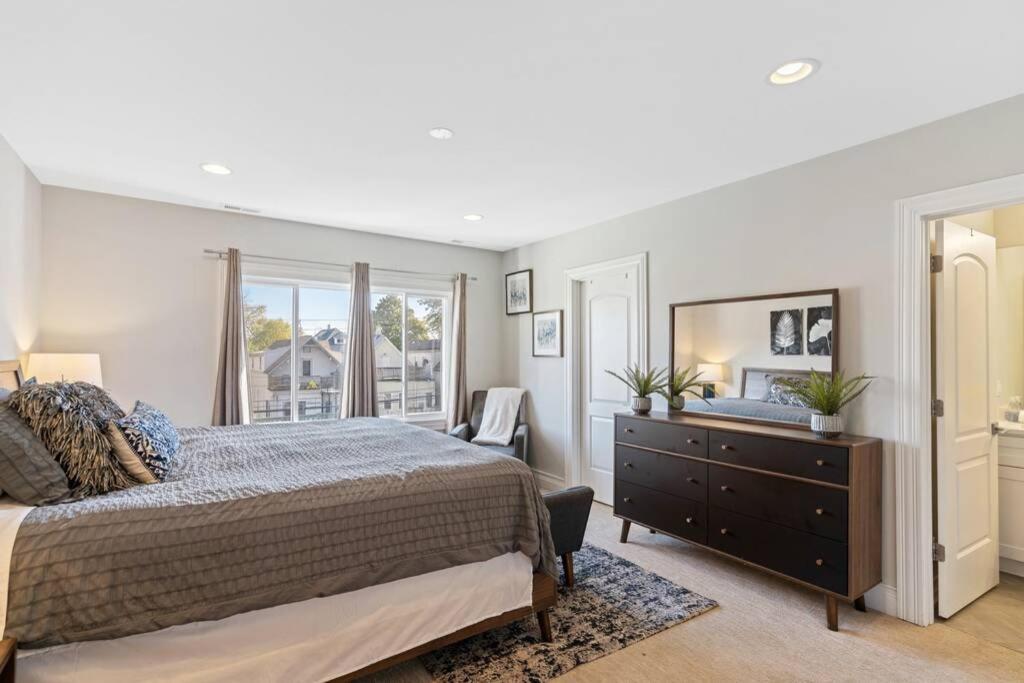 Luxe 6br House Trendy Logan Square Garage Access * Chicago