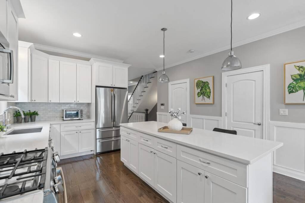 Luxe 6br House Trendy Logan Square Garage Access Holiday home