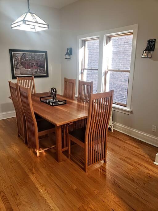 Stylish 2-bedroom Flat In Lincoln Park Apartment *