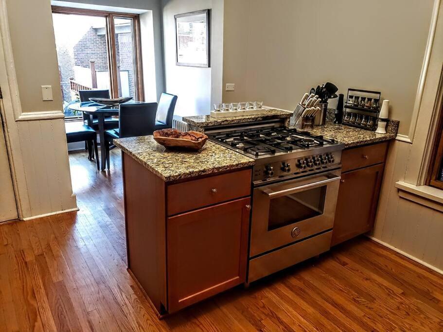 Apartment Stylish 2-bedroom Flat In Lincoln Park