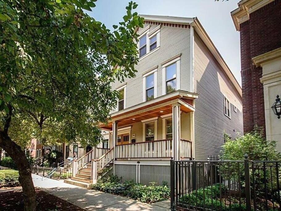 Stylish 2-bedroom Flat In Lincoln Park Apartment *