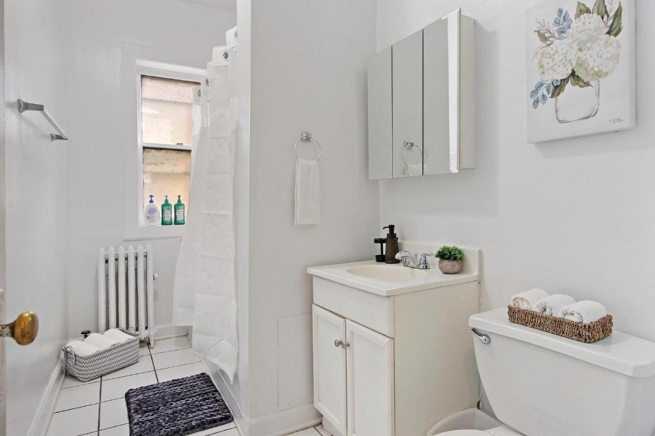 Stylish And Expansive 2br With Balcony - Buckingham 3 Apartment Chicago