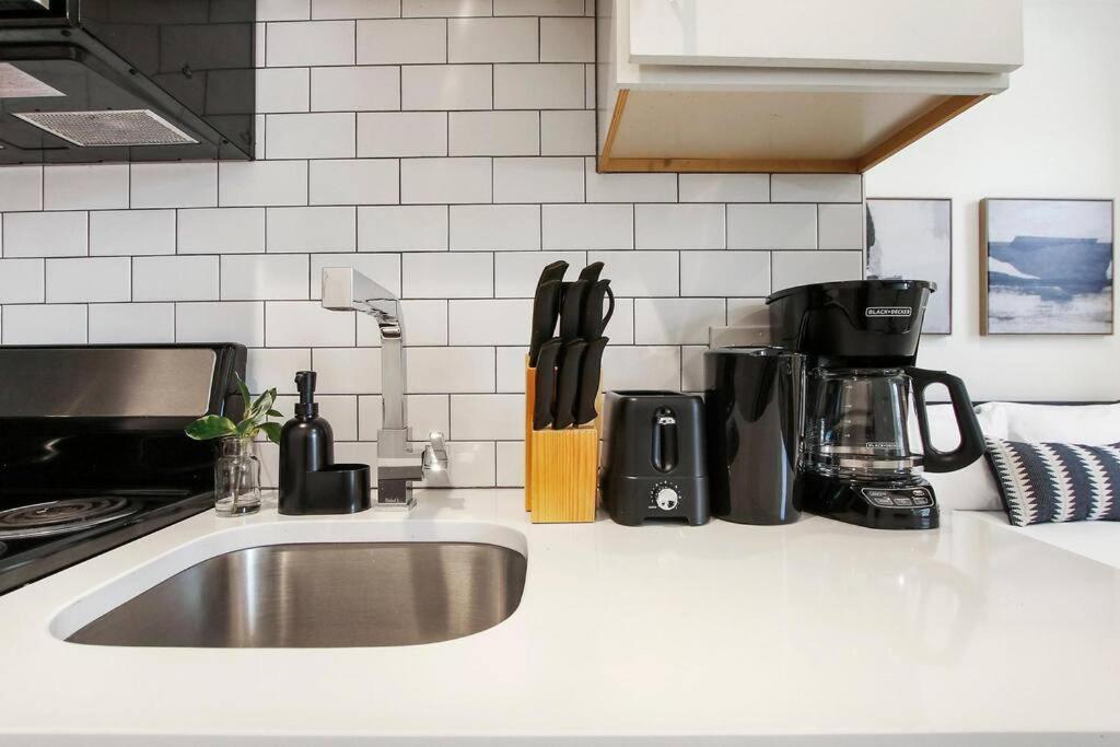 Cozy Studio Apt With In-unit Laundry And Wi-fi! - Montrose 111 *