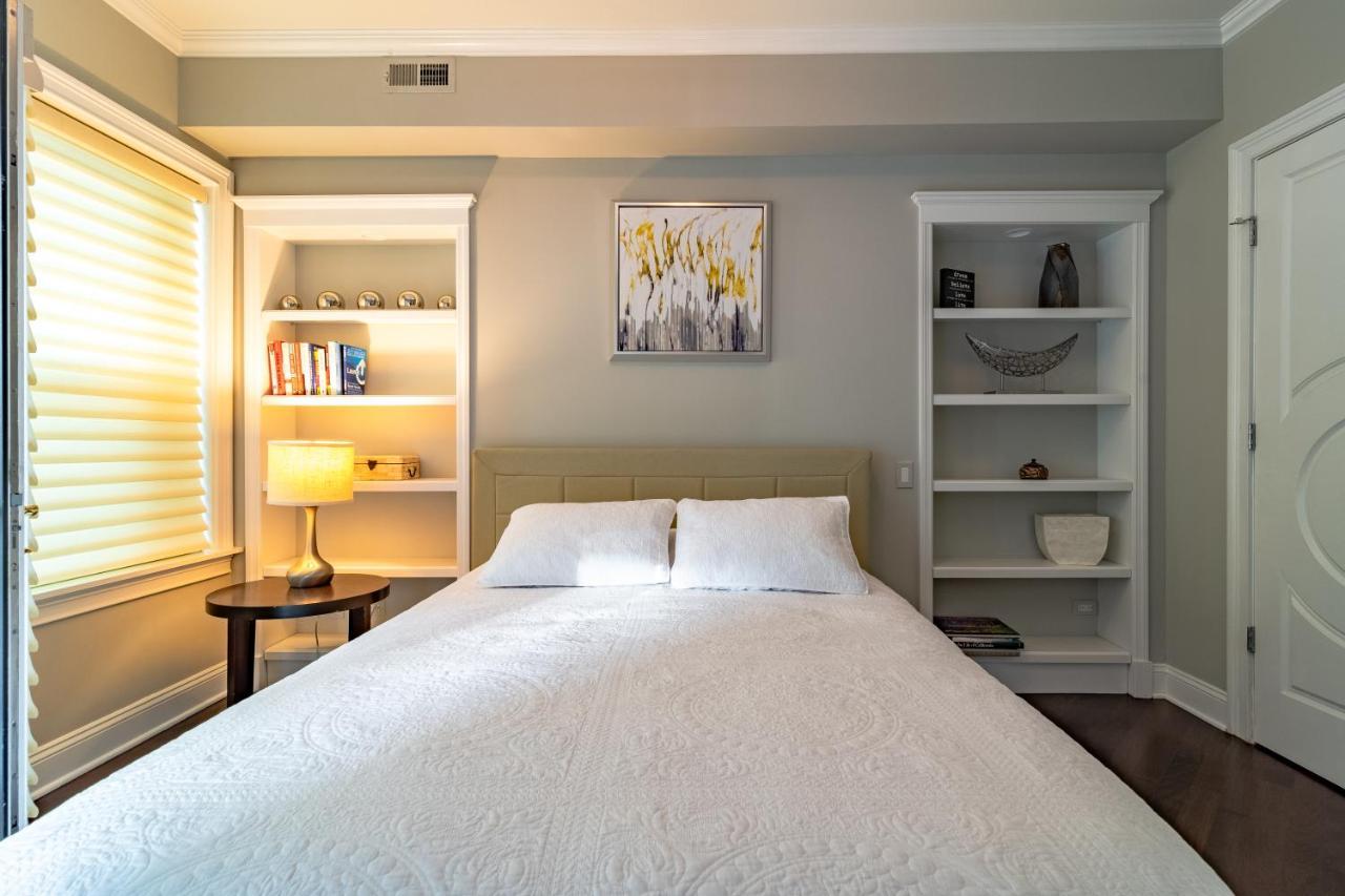 Villa Luxurious Gold Coast With Parking For Up To 12 Guests Chicago