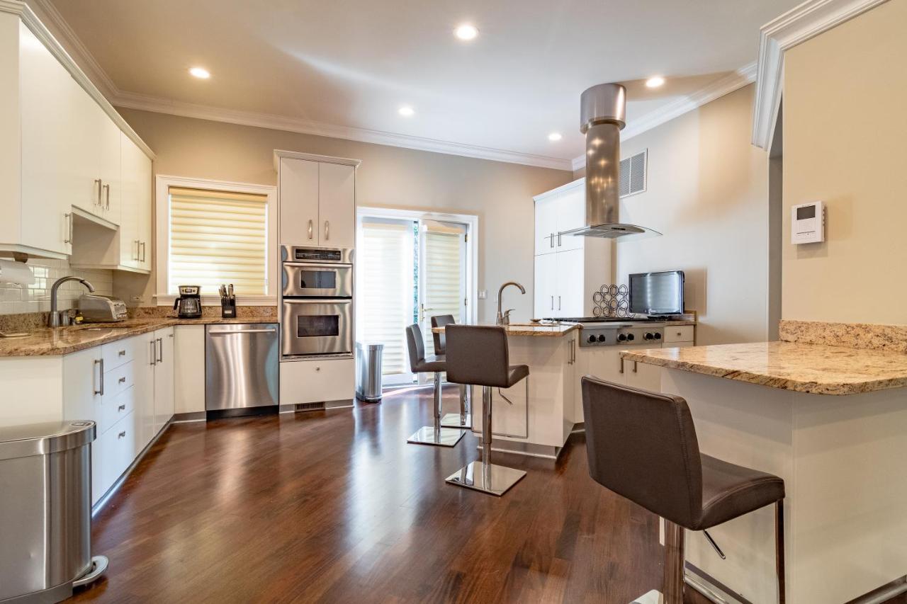 Villa Luxurious Gold Coast With Parking For Up To 12 Guests Chicago