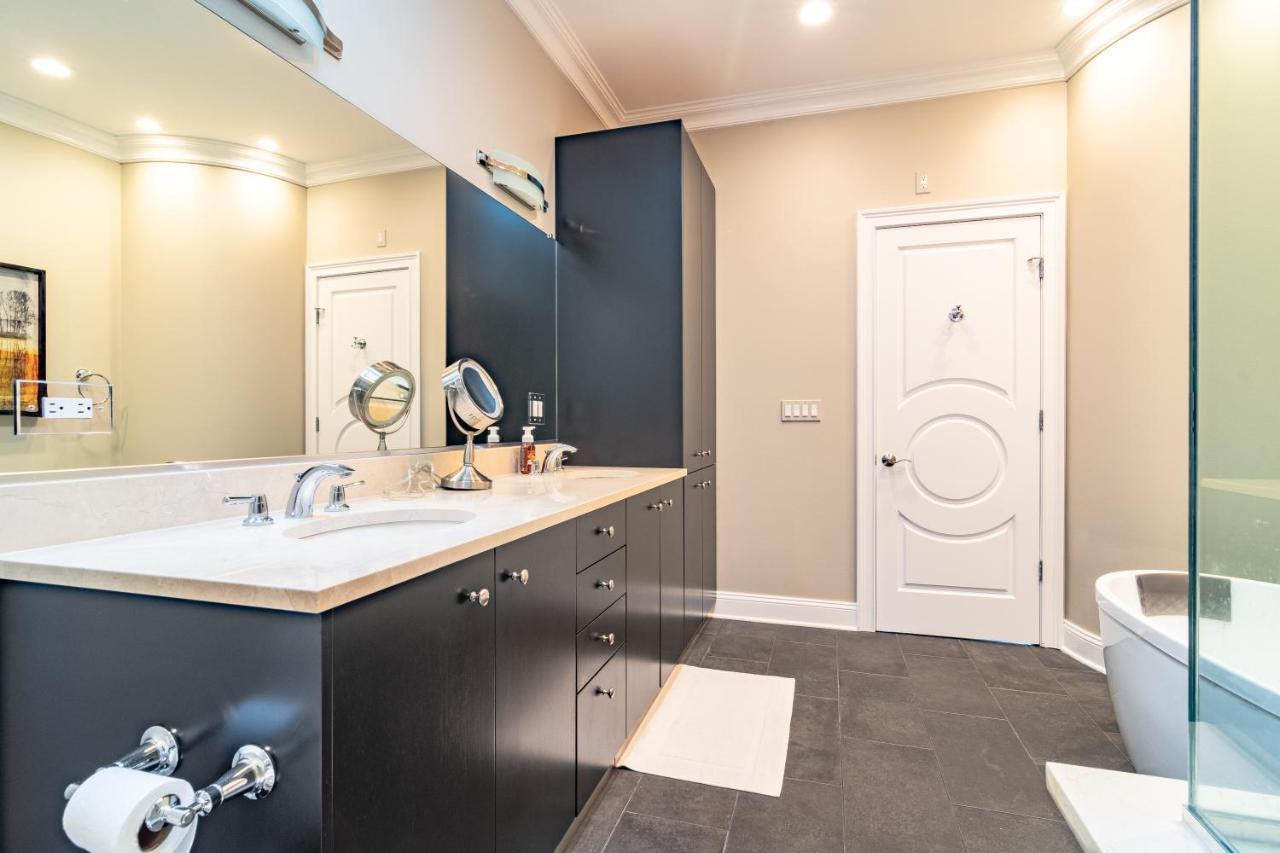 Villa Luxurious Gold Coast With Parking For Up To 12 Guests Chicago