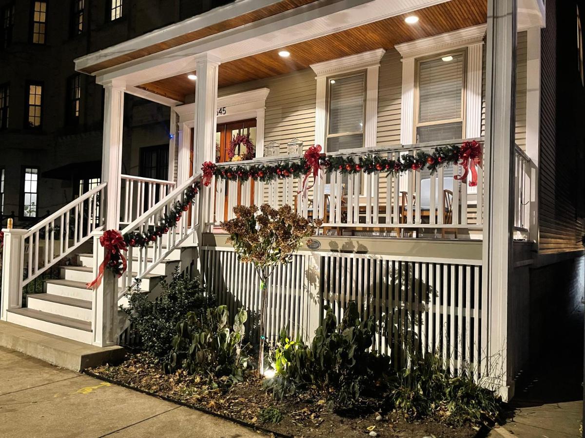 Stylish 2-bedroom Flat In Lincoln Park Apartment *