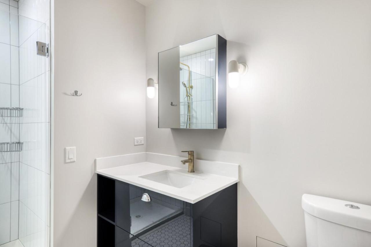 River North 1br W Gym Lounge Roof Nr Riverwalk Chi-893 Apartment