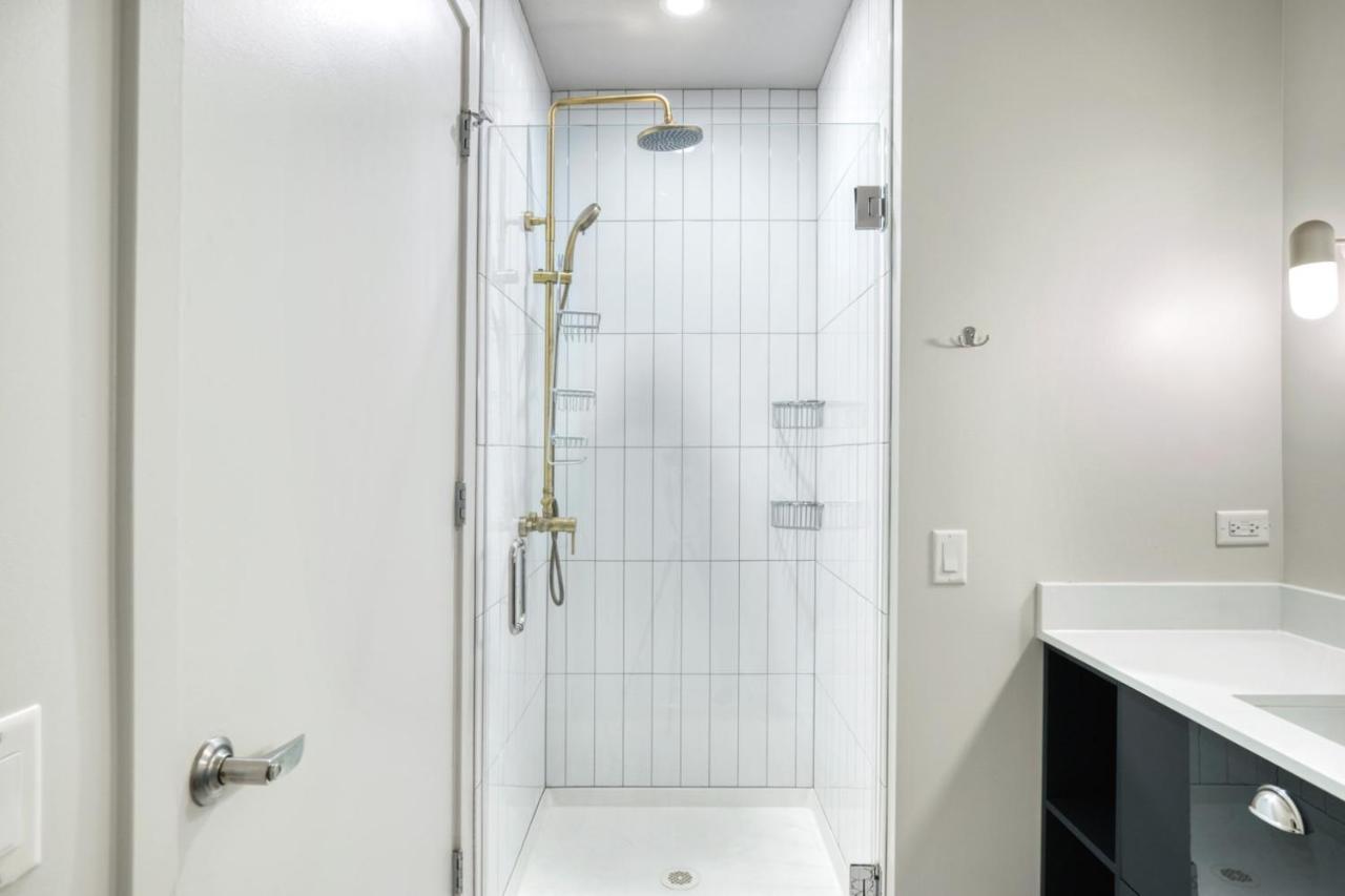 River North 1br W Gym Lounge Roof Nr Riverwalk Chi-893 *