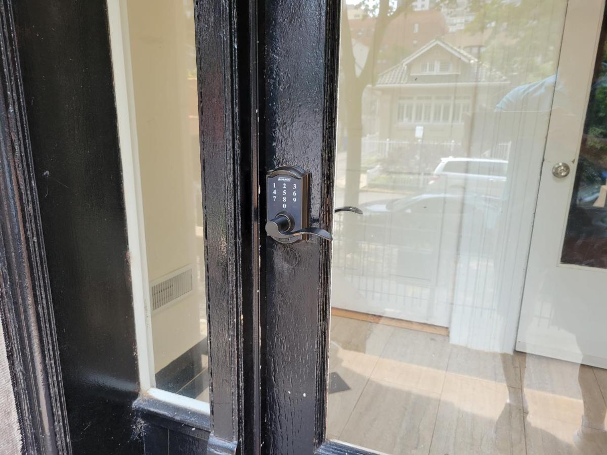 Apartment City Sleeps 10-20 Free Tv & Parking