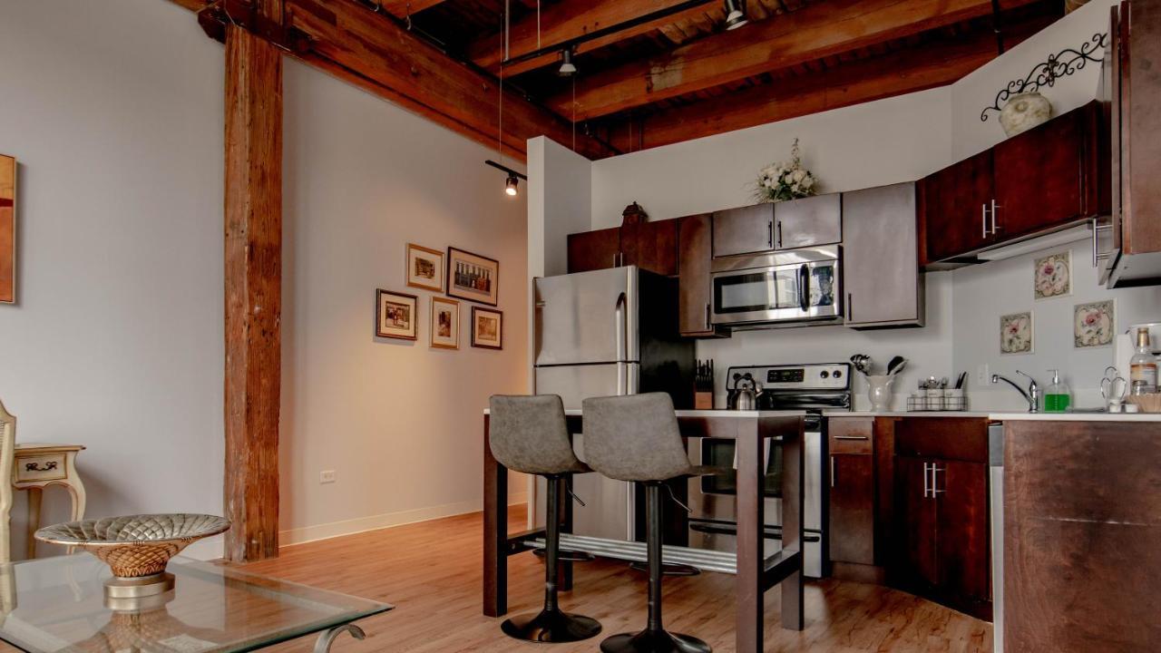 Luxery - Themed Units! Close To Downtown, Mccormick Place & Wintrust Arena Apartment *