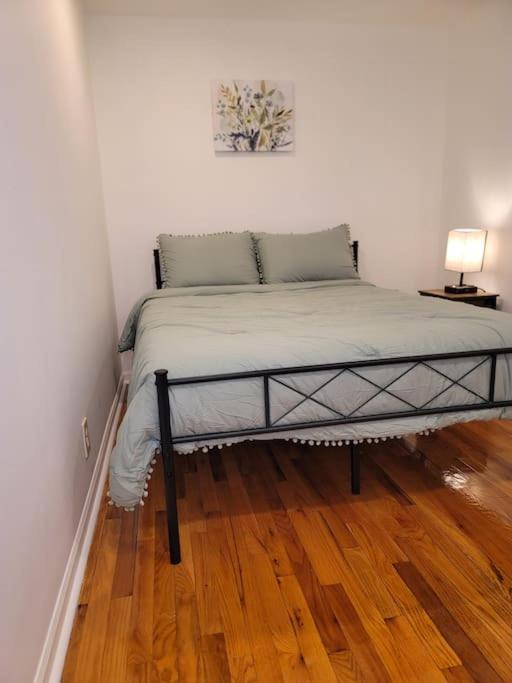 Cozy 2br/2ba Near Downtown-chi Apartment *