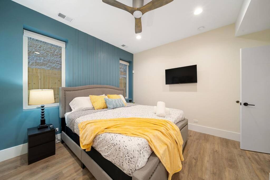 Stunning 2br/2ba W/ Balcony By United Center * Chicago