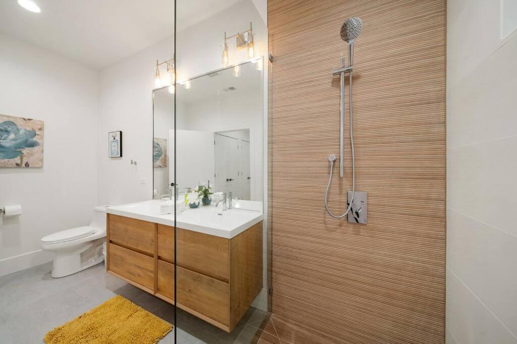 Apartment Stunning 2br/2ba W/ Balcony By United Center *