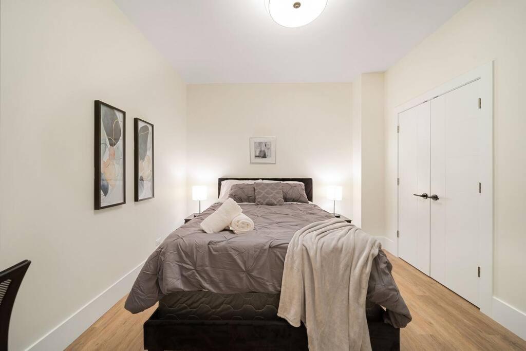 Apartment Stunning 2br/2ba W/ Balcony By United Center