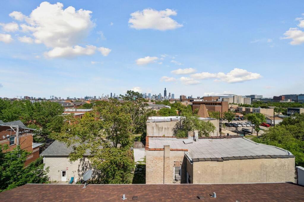 Stunning 2br/2ba W/ Balcony By United Center Chicago