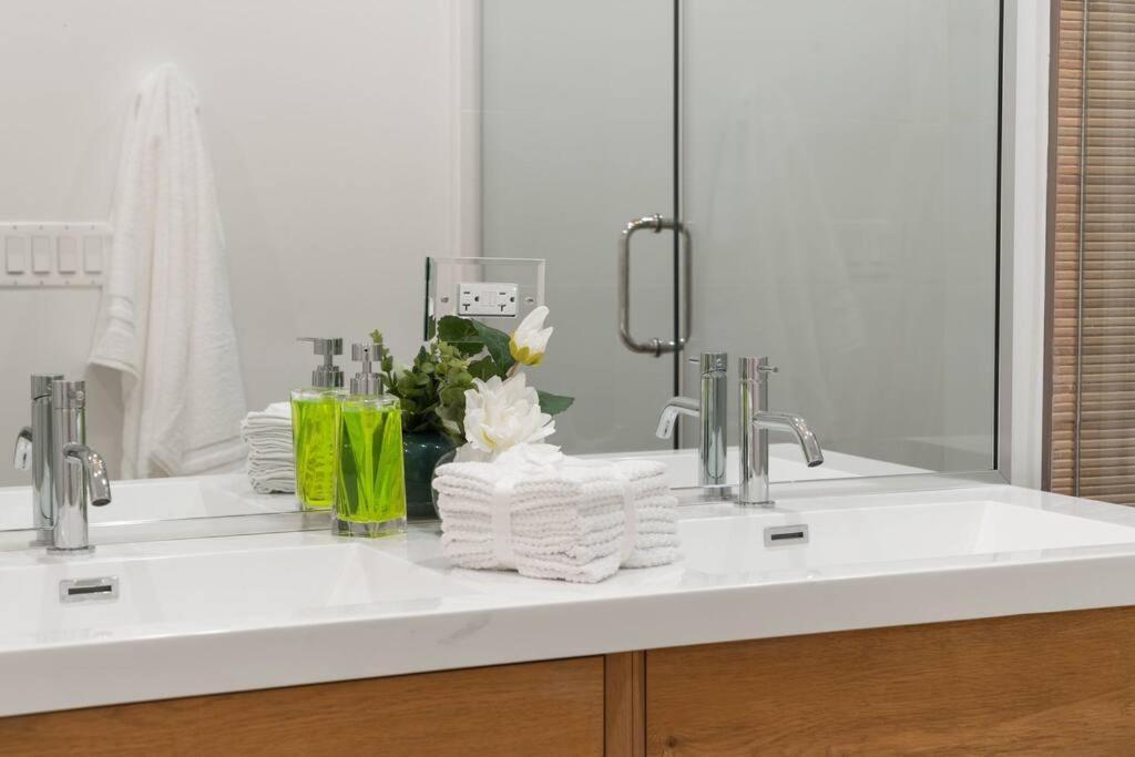 Stunning 2br/2ba W/ Balcony By United Center Apartment *