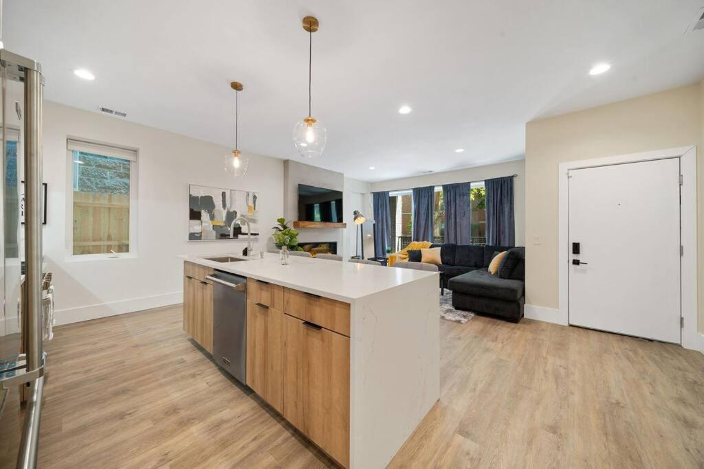 Stunning 2br/2ba W/ Balcony By United Center Chicago