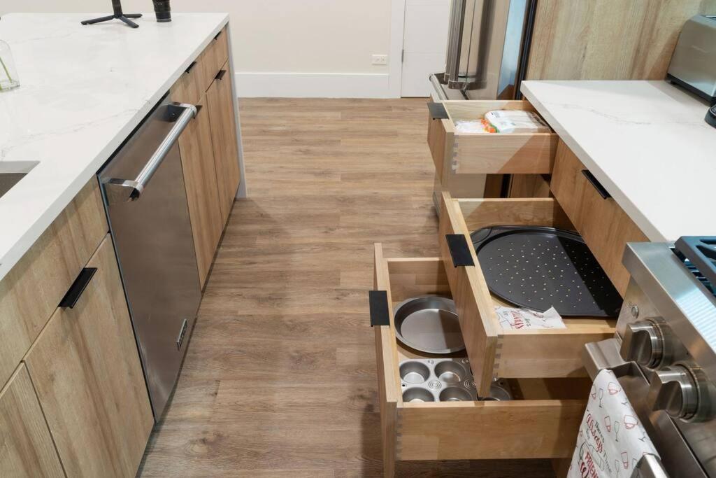 Apartment Stunning 2br/2ba W/ Balcony By United Center Chicago