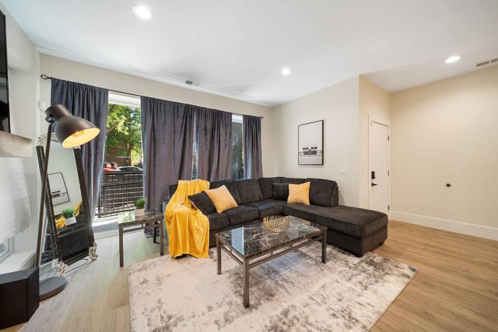 Stunning 2br/2ba W/ Balcony By United Center Apartment *