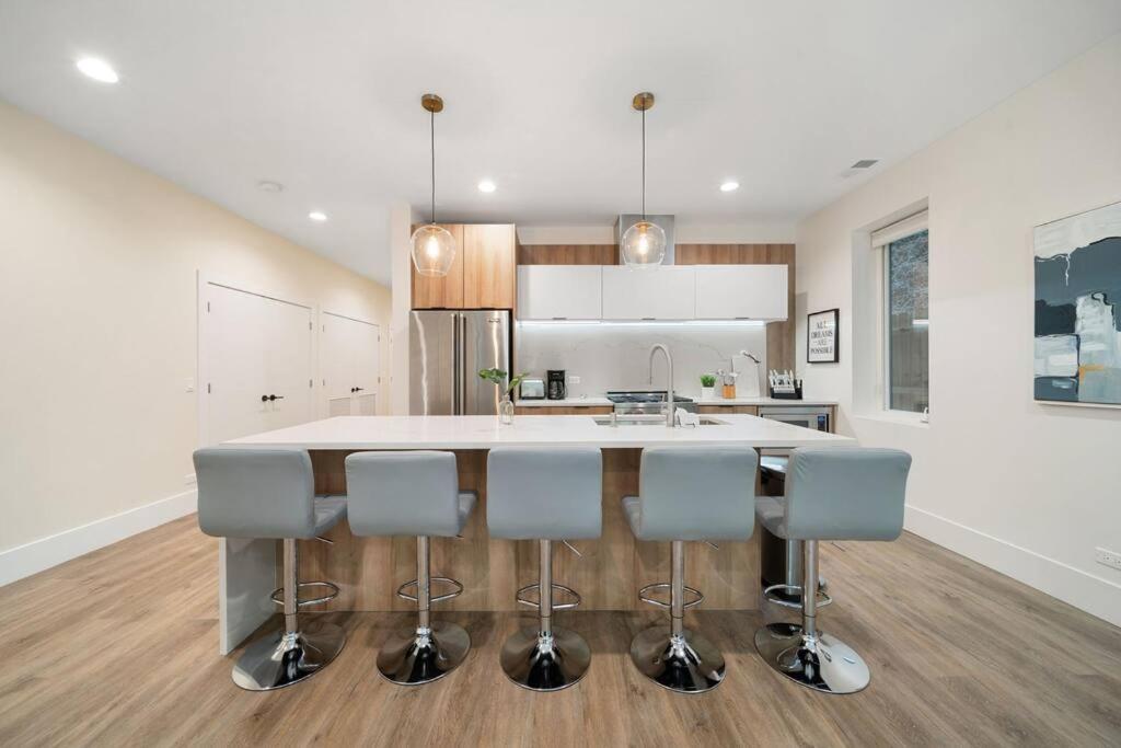 Stunning 2br/2ba W/ Balcony By United Center * Chicago