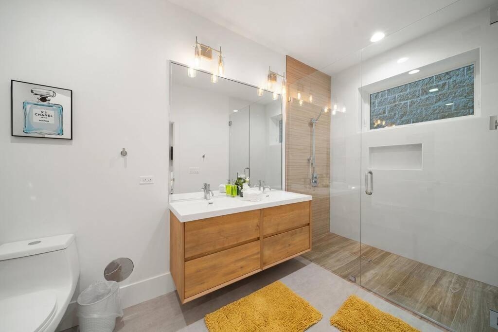 Stunning 2br/2ba W/ Balcony By United Center Apartment Chicago