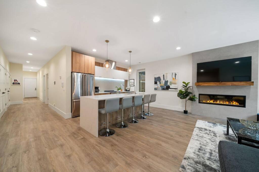 Apartment Stunning 2br/2ba W/ Balcony By United Center