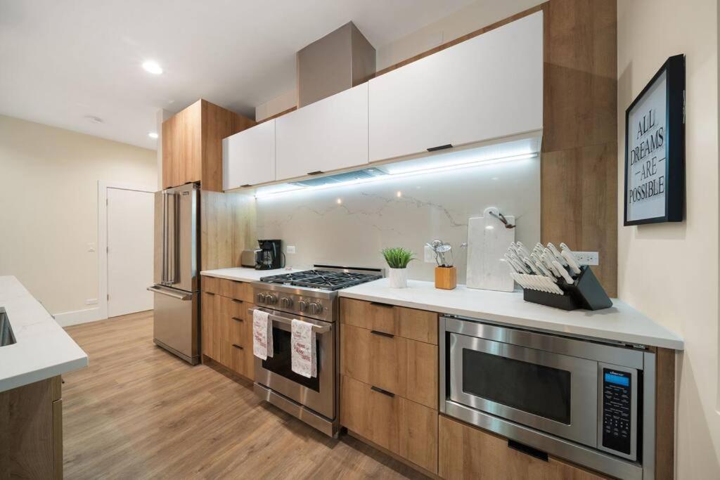 Stunning 2br/2ba W/ Balcony By United Center * Chicago